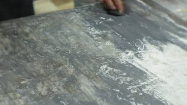 Sanat stüdyosu Üstatlığı boya ve macun ile ahşap işlemek, yaşlanma etkiyi