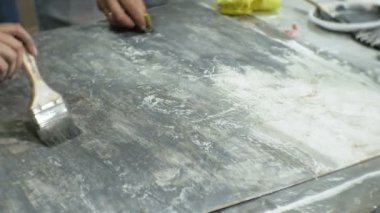 Sanat stüdyosu Üstatlığı boya ve macun ile ahşap işlemek, yaşlanma etkiyi