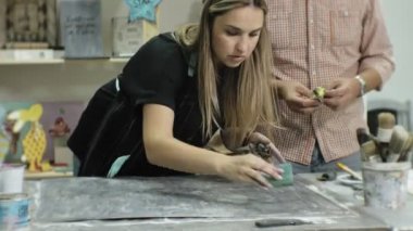 Sanat stüdyosu Üstatlığı boya ve macun ile ahşap işlemek, yaşlanma etkiyi