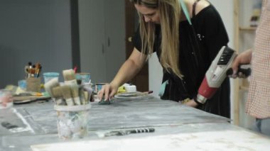 Sanat stüdyosu Üstatlığı boya ve macun ile ahşap işlemek, yaşlanma etkiyi