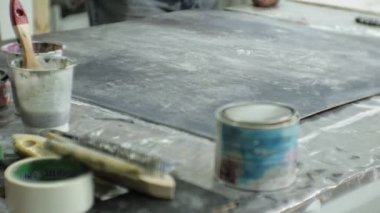 Sanat stüdyosu Üstatlığı boya ve macun ile ahşap işlemek, yaşlanma etkiyi