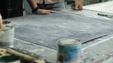 Sanat stüdyosu Üstatlığı boya ve macun ile ahşap işlemek, yaşlanma etkiyi