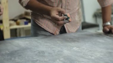 Sanat stüdyosu Üstatlığı boya ve macun ile ahşap işlemek, yaşlanma etkiyi
