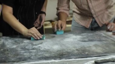 Sanat stüdyosu Üstatlığı boya ve macun ile ahşap işlemek, yaşlanma etkiyi