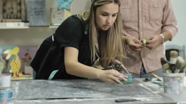 Mestres no estúdio de arte processar a madeira com tinta e massa de vidraceiro, alcançar o efeito de envelhecimento — Vídeo de Stock