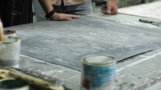 Майстри в художній студії обробляють деревину фарбою і шпаклівкою, досягають ефекту старіння — стокове відео
