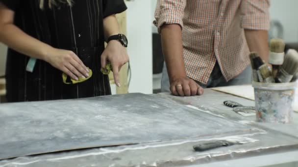 Maestros en el estudio de arte procesan la madera con pintura y masilla, logran el efecto de envejecimiento — Vídeo de stock