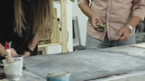 Maestros en el estudio de arte procesan la madera con pintura y masilla, logran el efecto de envejecimiento — Vídeos de Stock