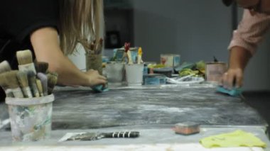Sanat stüdyosu Üstatlığı boya ve macun ile ahşap işlemek, yaşlanma etkiyi