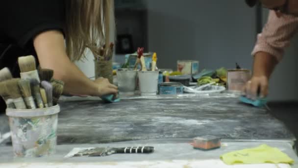 A művészeti stúdió mesterek feldolgozni a fa gitt és festék, az öregedés hatás elérése — Stock videók