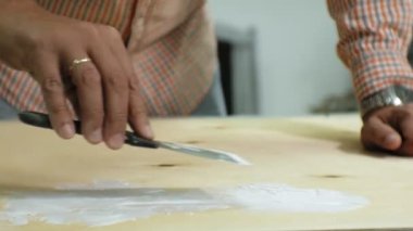 Sanat stüdyosu Üstatlığı boya ve macun ile ahşap işlemek, yaşlanma etkiyi