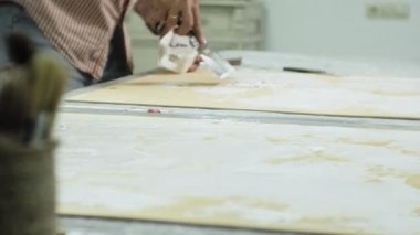 Sanat stüdyosu Üstatlığı boya ve macun ile ahşap işlemek, yaşlanma etkiyi