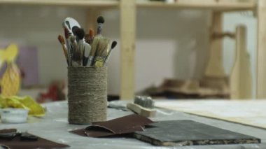 Sanat stüdyosu Üstatlığı boya ve macun ile ahşap işlemek, yaşlanma etkiyi