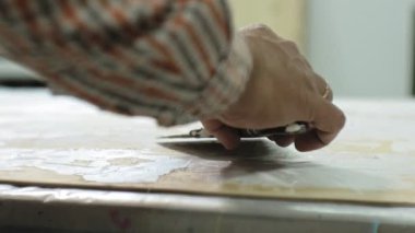 Sanat stüdyosu Üstatlığı boya ve macun ile ahşap işlemek, yaşlanma etkiyi