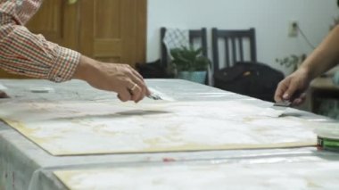 Sanat stüdyosu Üstatlığı boya ve macun ile ahşap işlemek, yaşlanma etkiyi