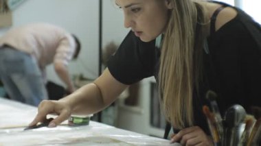 Sanat stüdyosu Üstatlığı boya ve macun ile ahşap işlemek, yaşlanma etkiyi