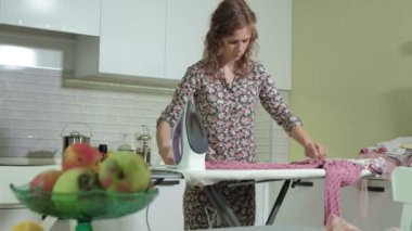 dağ gibi evde mutfak Çamaşırhane Ütü kadın