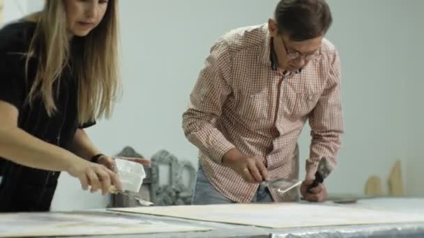Sanat stüdyosu Üstatlığı boya ve macun ile ahşap işlemek, yaşlanma etkiyi — Stok video