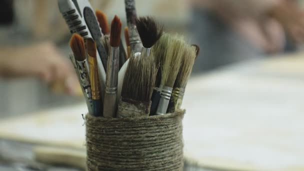 Maestros en el estudio de arte procesan la madera con pintura y masilla, logran el efecto de envejecimiento — Vídeo de stock