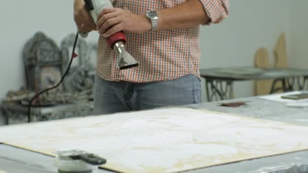 Masters în procesul de studio de artă copacul cu un uscător de păr de construcție, atinge efectul de îmbătrânire — Videoclip de stoc