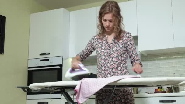 Femme Repassage Une Montagne Blanchisserie Maison Dans Cuisine — Video