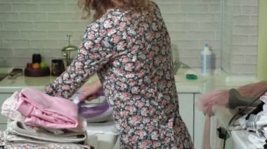 dağ gibi evde mutfak Çamaşırhane Ütü kadın