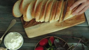 Bir kadının el yakın çekim shot ekmek peynir ve sebze bir İtalyan bruschetta için hazırlanmıştır. 4k