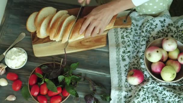 Bir kadının el yakın çekim shot ekmek peynir ve sebze bir İtalyan bruschetta için hazırlanır. — Stok video