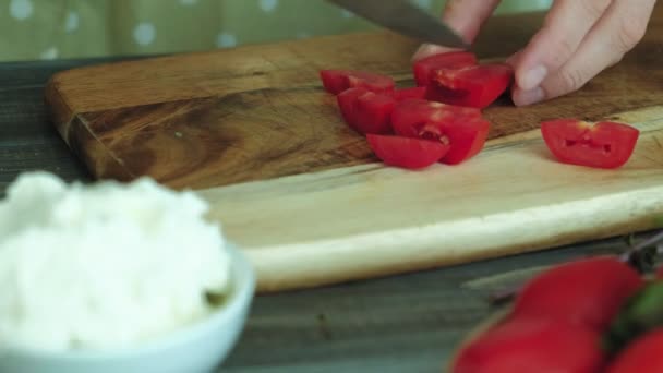 Zbliżenie dłoni womans przygotowuje się z chleba, sera i warzyw dla włoskiej bruschetta. — Wideo stockowe