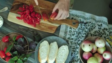 Bir kadının el yakın çekim shot ekmek peynir ve sebze bir İtalyan bruschetta için hazırlanır.