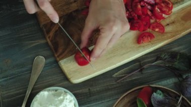 Bir kadının el yakın çekim shot ekmek peynir ve sebze bir İtalyan bruschetta için hazırlanır.