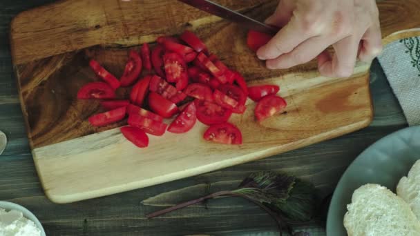 El primer plano de la mano femenina es preparado del queso de pan y hortalizas para la bruschetta italiana . — Vídeos de Stock