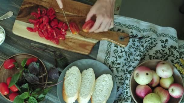Imaginea de aproape a unei mâini de femeie este preparată din brânză de pâine și legume pentru o bruschetta italiană. . — Videoclip de stoc