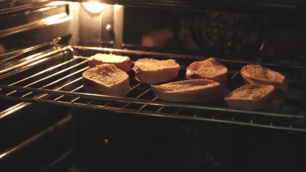 여 대 손 클로즈업 샷 빵 치즈와 야채에서 이탈리아 브루 쉐 타에 대 한 준비. — 비디오