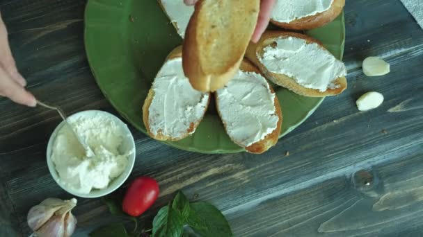 Крупный План Женской Руки Изготовлен Хлебного Сыра Овощей Итальянской Брускетты — стоковое видео