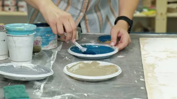 Meesters in de kunststudio verwerken het hout met verf en putty, bereiken het effect van de veroudering — Stockvideo