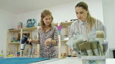 Sanat stüdyosu Üstatlığı boya ve macun ile ahşap işlemek, yaşlanma etkiyi