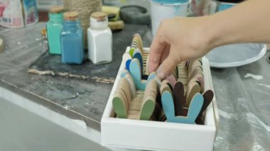 Kavanoz ve boya doğru renk vazo içinde toplama, şişe parmak, el