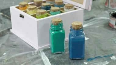 Kavanoz ve boya doğru renk vazo içinde toplama, şişe parmak, el