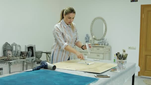 Meister im Kunstatelier bearbeiten das Holz mit Farbe und Spachtel, erzielen den Alterungseffekt — Stockvideo