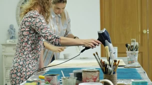 Mestres no estúdio de arte processar a madeira com tinta e massa de vidraceiro, alcançar o efeito de envelhecimento — Vídeo de Stock