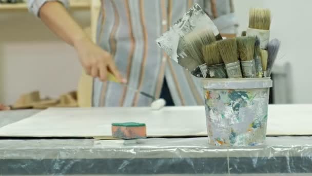Mestres no estúdio de arte processar a madeira com tinta e massa de vidraceiro, alcançar o efeito de envelhecimento — Vídeo de Stock