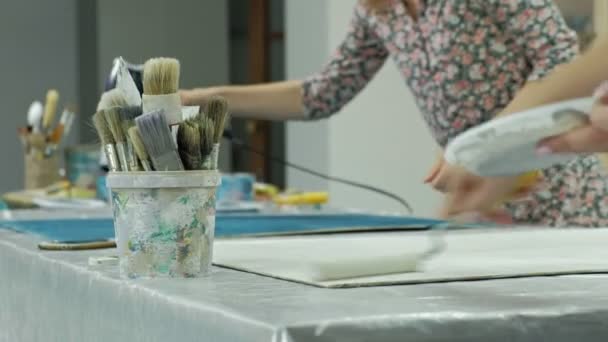 Maestros en el estudio de arte procesan la madera con pintura y masilla, logran el efecto de envejecimiento — Vídeos de Stock
