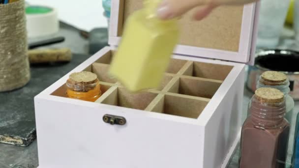 Manos de digitar el frasco y botellas de pintura, recogiendo el color correcto en los jarrones — Vídeos de Stock