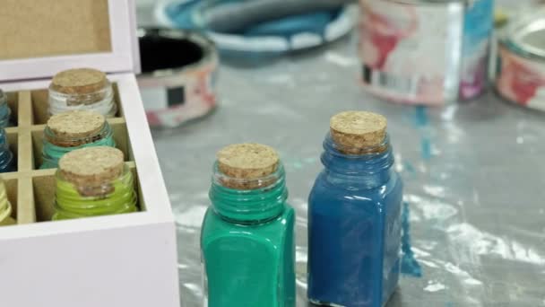 Mãos de dedilhado o frasco e garrafas de tinta, escolhendo a cor certa nos vasos — Vídeo de Stock
