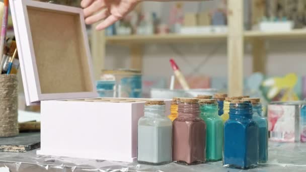 Mains de doigté le pot et les bouteilles de peinture, choisir la bonne couleur dans les vases — Video