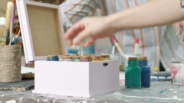 Mãos de dedilhado o frasco e garrafas de tinta, escolhendo a cor certa nos vasos — Vídeo de Stock