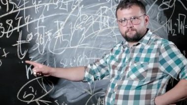 Parlak bir olgun matematikçi büyük bir ekrana getiriyor ve bir kompozisyon karmaşık matematiksel formül denklem tamamlar