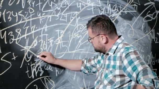 Un matematico maturo brillante porta una grande lavagna e completa un saggio Equazione complicata formula matematica — Video Stock