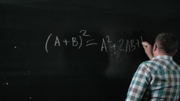 Un matemático maduro brillante trae un tablero grande y completa un ensayo ecuación matemática complicada de la fórmula — Vídeos de Stock